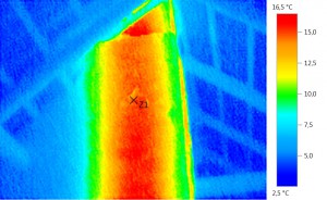 Teplota komína pod střechou snímá termokamera